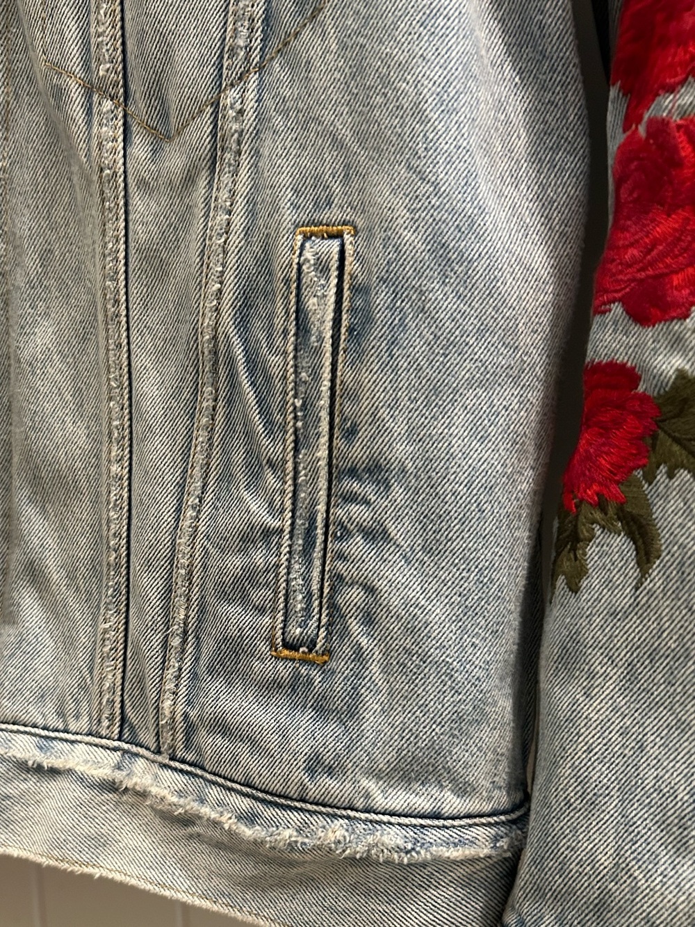 Levi's Light Blue Denim Sherpa Jacket with Red Rose Embroidery - Picture 6 of 10